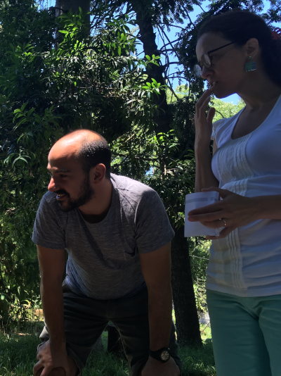 Fiorenza, acompañado en la foto por Patricia Fernández —docente de la FAUBA y codirectora de su doctorado—, especuló que el Z3-HAC afectaría las relaciones entre las plantas, las hormigas y su hongo