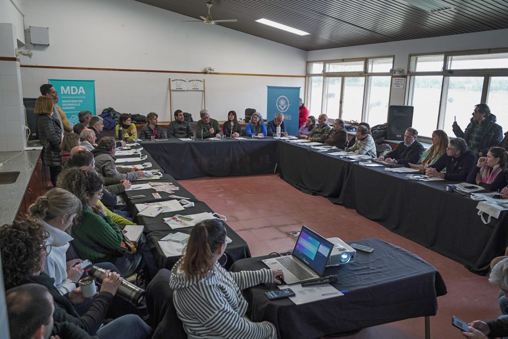 “Presentamos y logramos enriquecer el cuestionario censal en la reunión de la Mesa Provincial Frutícola que se llevó a cabo en el municipio de Dolores en el mes de agosto de este año” (P. Lombardo)