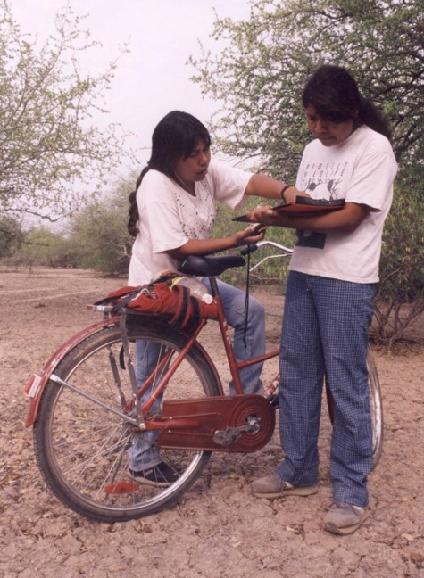A nivel internacional y nacional se señala que hay que proteger a las comunidades indígenas y locales. Sin embargo, se los está empujando hacia la marginación ecológica. A nivel internacional y nacional se señala que hay que proteger a las comunidades indígenas y locales. Sin embargo, se los está empujando hacia la marginación ecológica.